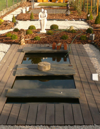 Terrasse en bois et plan d'eau