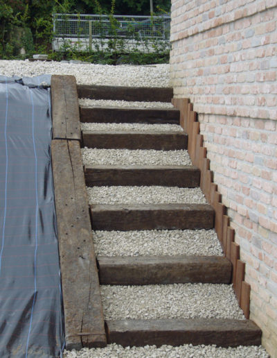 Escalier en graviers et bois sur talus