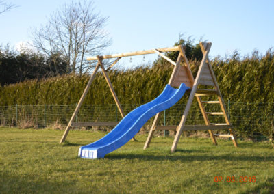 Installation d'aire de jeu pour enfant - balançoire